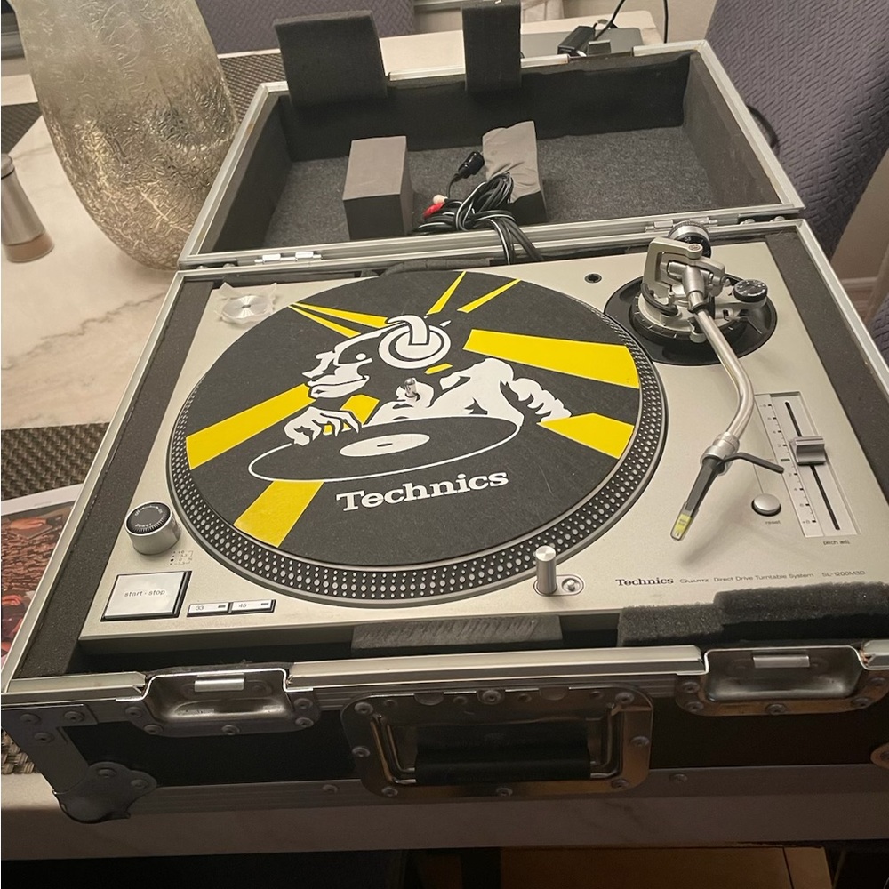 Technics professional turn table with amplifier and hard carrying case. - Picture 3 of 4